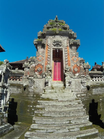 Dieses ist es, wie alle Haupttore, die nur für Zeremonien geöffnet werden,  aber es gibt immer einen Seiteneingang