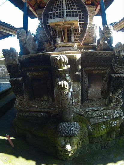 Sieht irgendwie vikingisch aus? Der Drache könnte jedenfalls auch Bugfigur auf einem Boot sein, finde ich