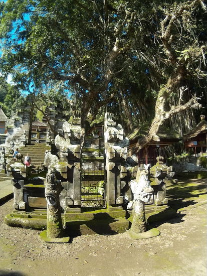 Hier drin ist ein heiliger Stein