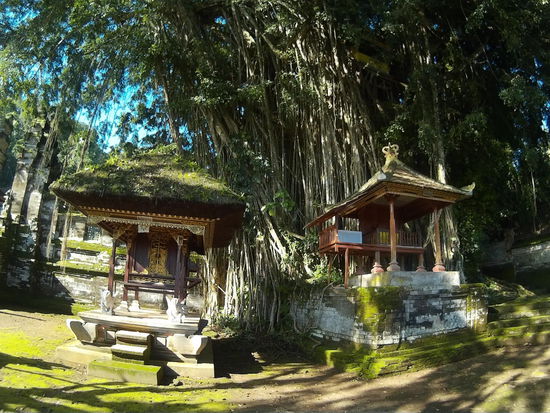 Mal aufmerksam nach rechts oben gucken...Zumindest einer der Götter hat keine Höhenangst