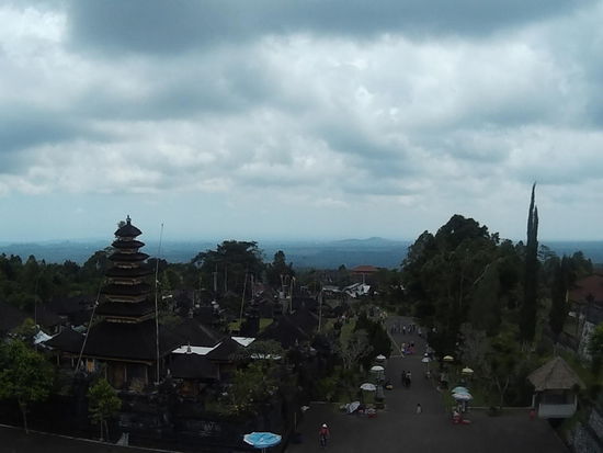 Blick vom Haupttempel zum Eingang