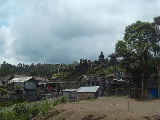 Durch das Dorf geht's zum "Außentempel"