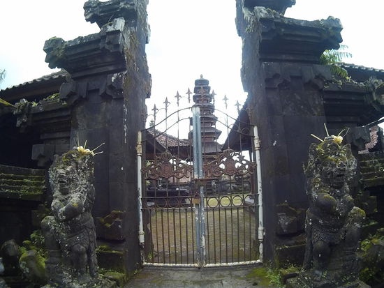 Zugang zu einem der kleineren Familientempel