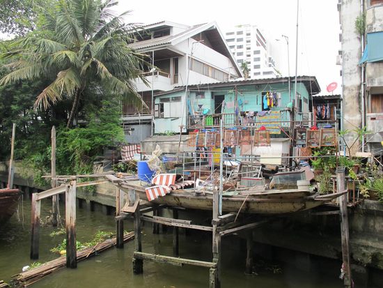 Chaotisches Wohnen am Fluss,