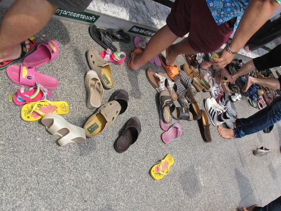 Schuhe im Shrein ausziehen,