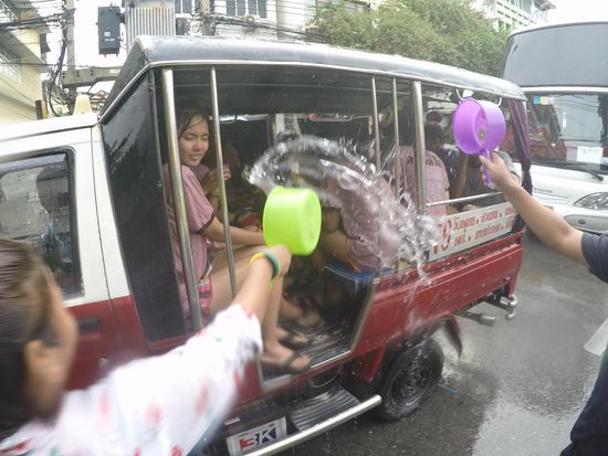 Wirklich niemand bleibt trocken in dieser Stadt!