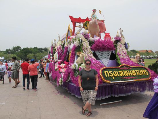 Parade-Wagen, prächtig mit echten Blumen geschmückt.