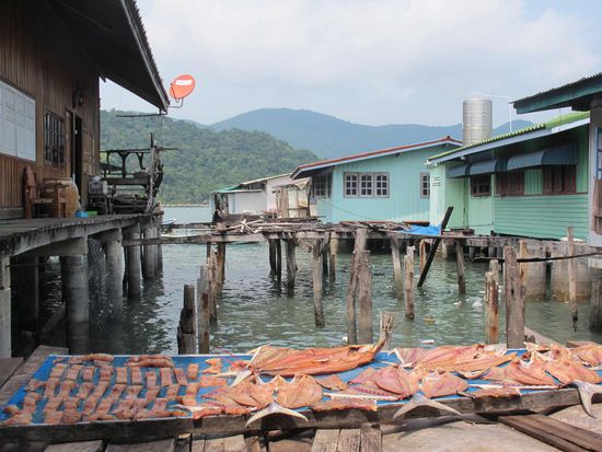 Bekannt für den Seafood, hier trocknet der Fisch zwischen den Häusern.