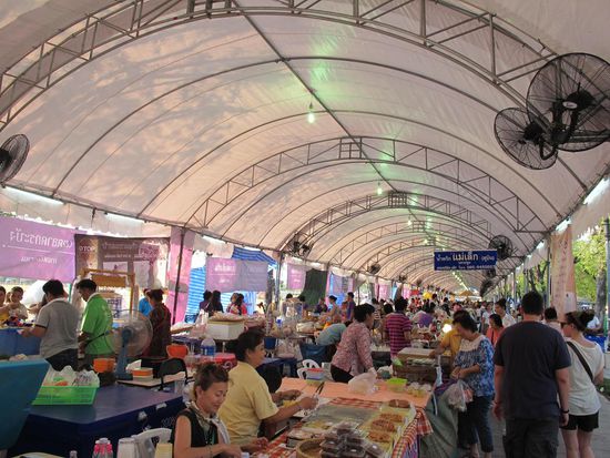 Der Foodmarket vor dem Tempel