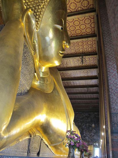 Die riesige, liegende Buddha-Statue