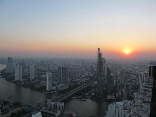 Sonnenuntergang über den Dächern von Bangkok
