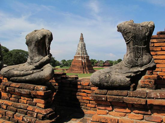 Zerstörte Buddhastatuen