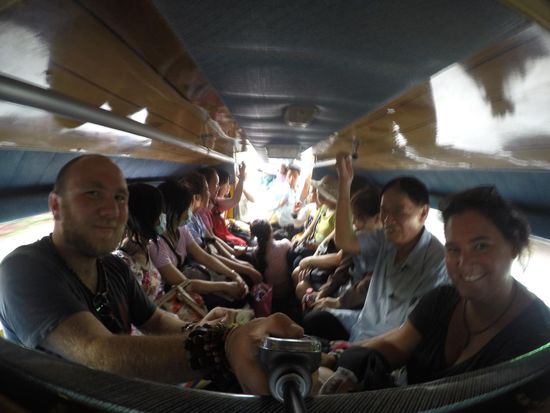 Taxifahrt (man sieht die vier Personen auf dem Trittbrett draussen leider nicht gut)