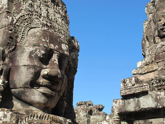 Tonnenschwere Steinbrocken, die zu Gesichtern geformt wurden