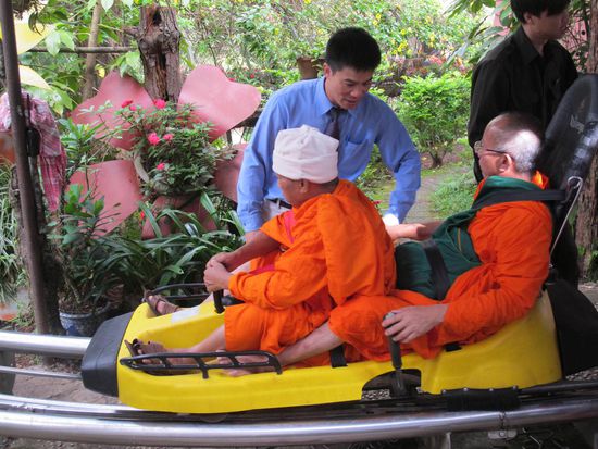 Auch Mönche wollen zwischendurch ein windiges Rodelfährtchen