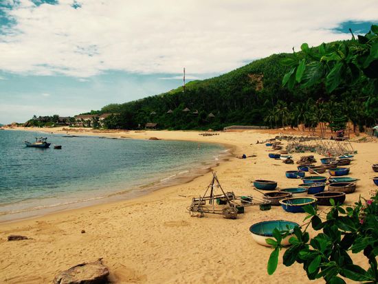 Nusschalenboote rechts im Bild