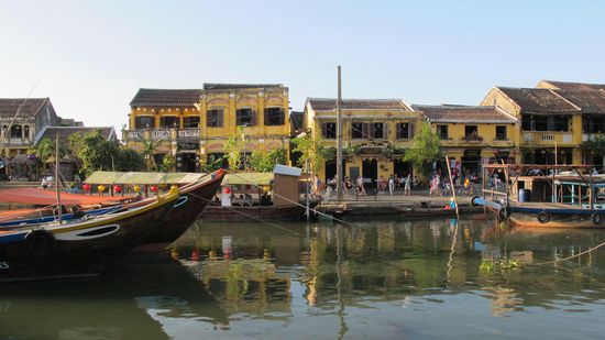 Ein schöner Fluss durch die Alltstadt