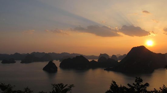 Sonnenuntergang in der Halong Bay, kitschig schön.