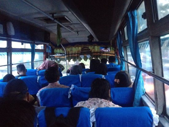 5 Sitze in Eier Reihe - der Bus ist bis auf den letzten Platz voll!