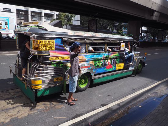 Typischer Jeepney - das öffentliche Verkehrsmittel der Philippiner