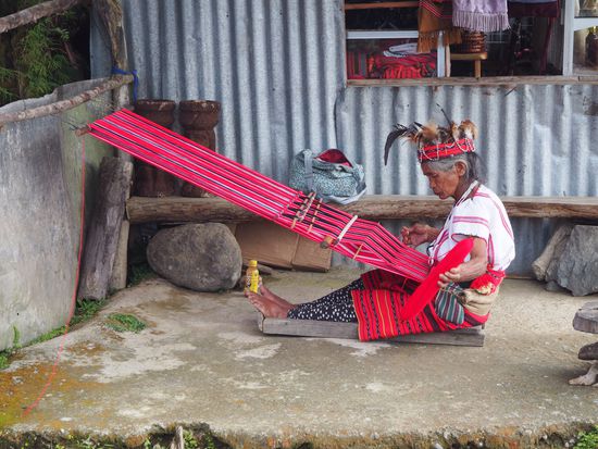 Dorfbewohnerin beim Weben