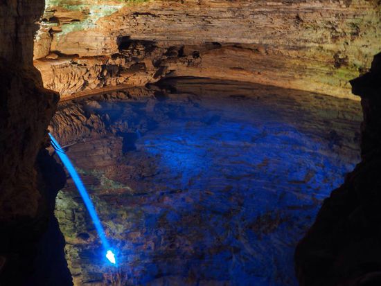 "Poço Encantado" - der Sonnenstrahl lässt die Grotte blau erleuchten!
