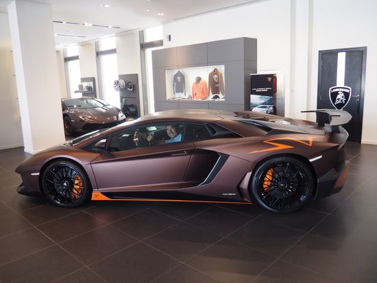 Roland in seinem neuen Auto - ein Lamborghini mit 600 PS 