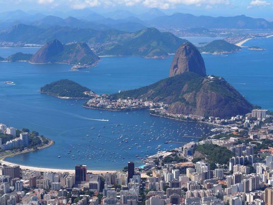 Blick auf den Zuckerhut mit Bortafogo im Vordergrund