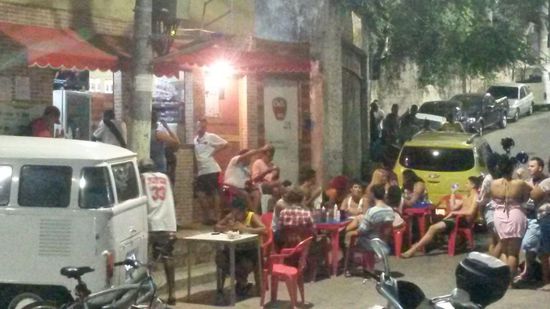 Favela Babilon by night - Eingang zum Hostel mitten im Geschehen 