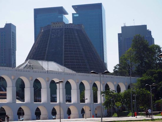 Arcos da Lapa und im Hintergrund die Kathedrale von Rio (kegelförmig) mit Platz für 20.000 Gläubige!