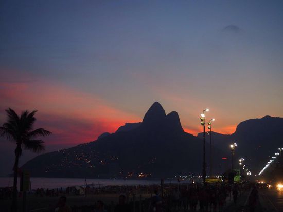 Sonnenuntergang am Ipanema mit Biick auf "dos hermanos"
