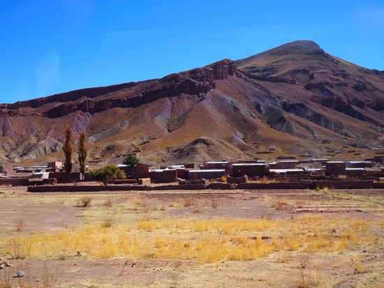 Altiplano mit stahlblauem Himmel