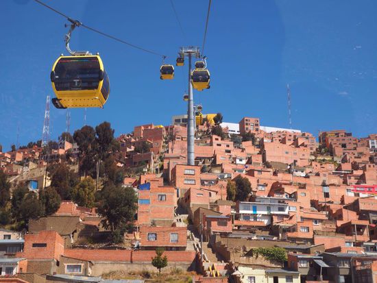 Bergfahrt über die Häuser des El Altos hinweg
