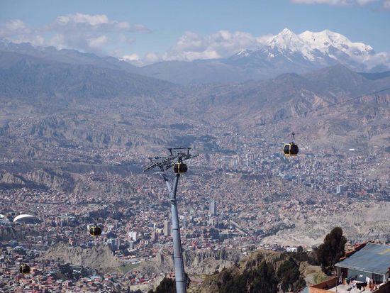 Beeindruckende Sicht auf die Stadt im Tal mit "Illimani" im Hintergrund