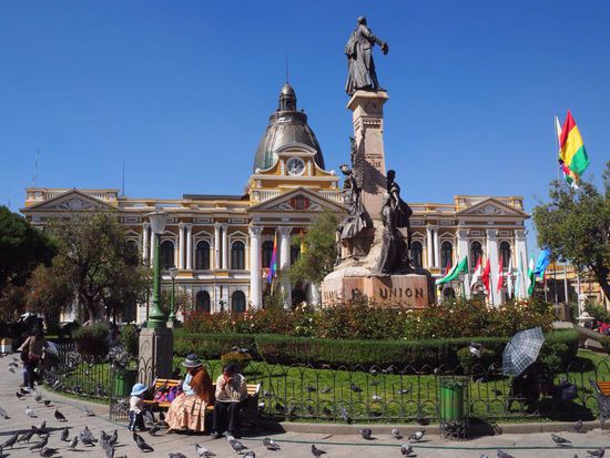 Regierungsgebäude an der wunderschöne Plaza "Pedro D. Murillo"