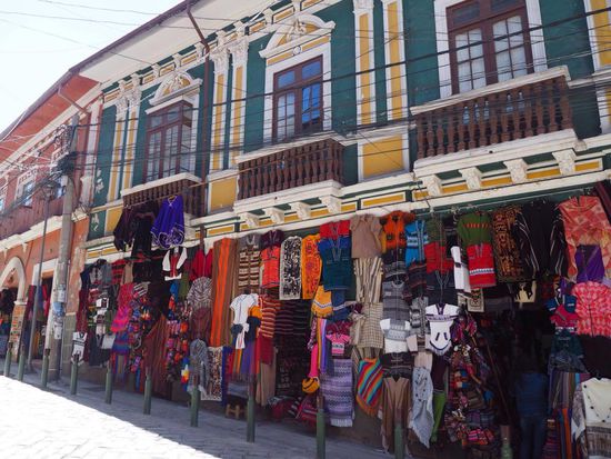 Kleider- und Kunsthandwerksmarkt... eine ganze Straße lang...