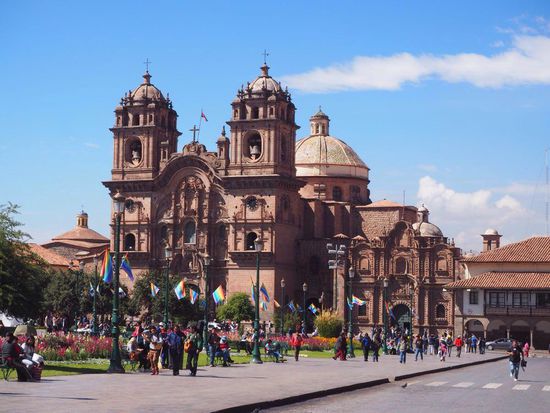 Plaza de Armas mit der Kathedrale im Hintergrund