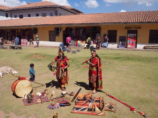 Viele Instrumente kommen zum Einsatz - es wird ständig gewechselt.
