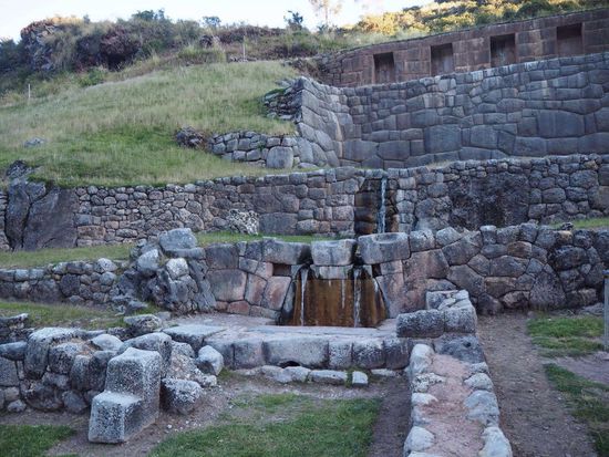 Brunnensystem der Inka - das Besondere daran ist es kommt immer gleich viel Wasser egal ob Regen- oder Trockenzeit ist.
