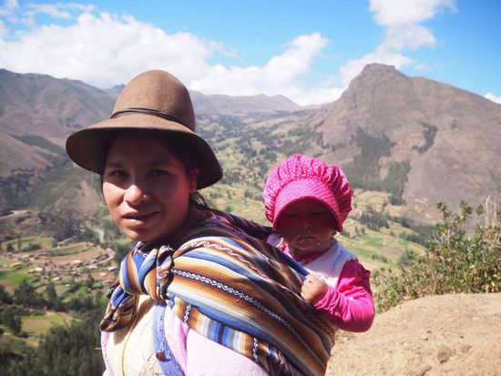 Kinder werden immer auf dem Rücken getragen - Kinderwagen gibts nicht.
