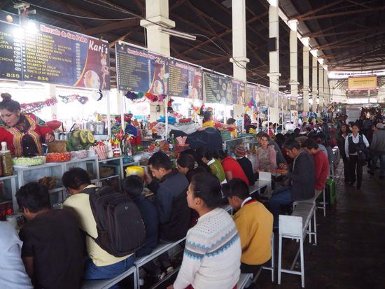 Voller Andrang an den Essenständen am Markt - auch wir sitzen in 2. Reihe