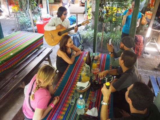 José ist ein begeisterter Musikant... die Gruppe singt kräftig mit 
