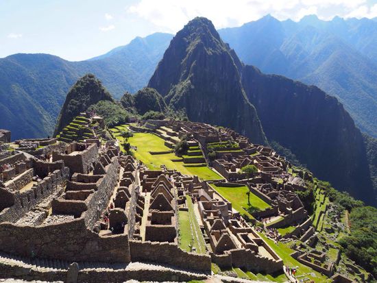 Noch ein letzter Blick auf Machu Picchu - das Licht ist um die Mittagszeit fantastisch und bringt das Grün zum Leuchten.
