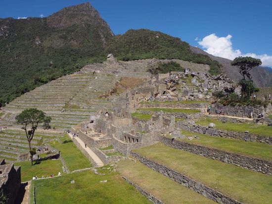 Machu Picchu Mountain - darunter das Wachhaus und die Terrassen, die landwirtschaftlich genutzt wurden