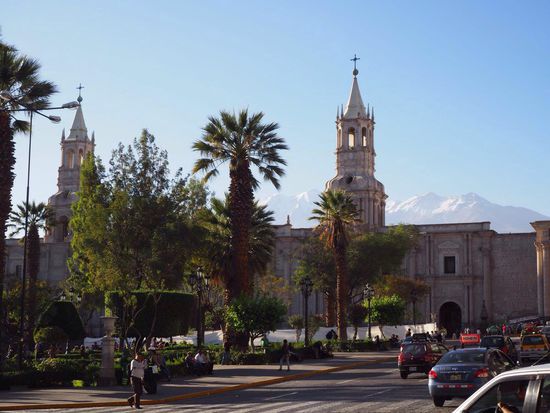 Plaza de Armas mit der Kathedrale aus "sillar" im Hintergrund