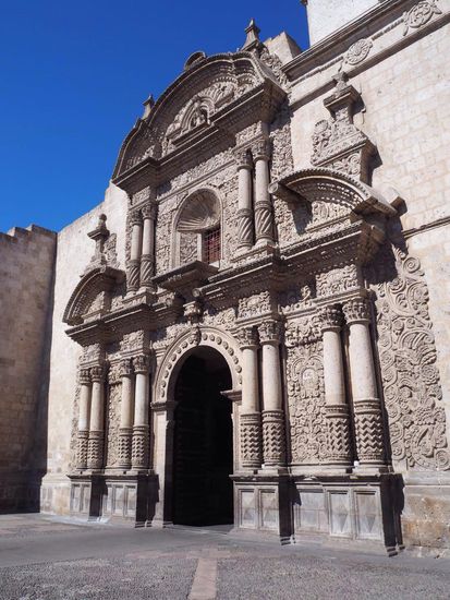 Fassade von "Iglesia de La Compana" - viele Elemente der Inka wurden übernommen, um die Kulturen zu vereinen.