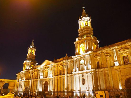 Bei Nacht kommt die Kathedrale noch besser zur Geltung - extrem riesig!