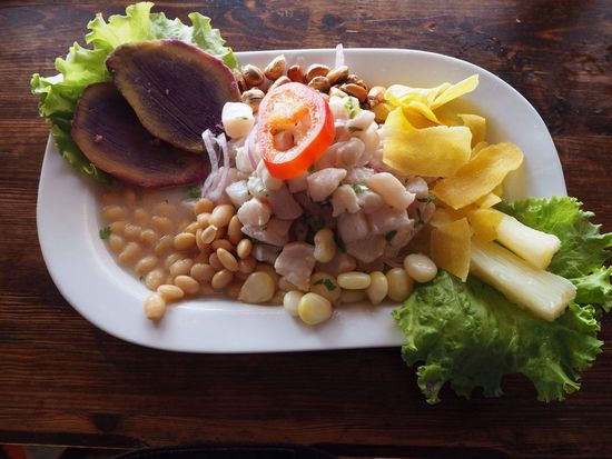 Ceviche mit violetter Karoffel, geröstetem Mais und Bananenchips - in Peru extrem lecker zubereitet!