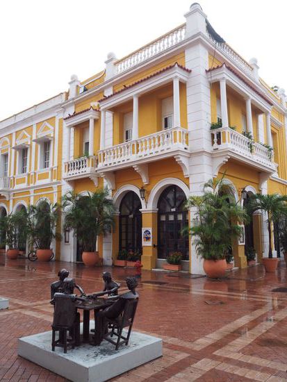 schöne Plaza mit typischem Kolonialhaus