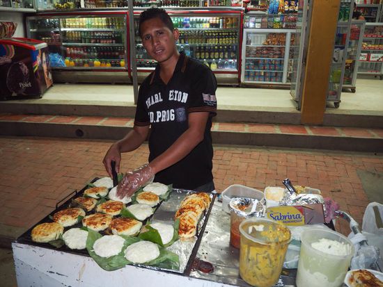 "Arepas con queso" (Maisfladen gefüllt mit Käse und Saucen"